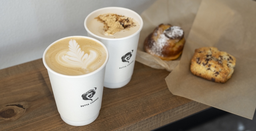 カフェラテ（手前）と季節限定の黒糖きなこクリームオーレ。手作りの焼き菓子も人気。