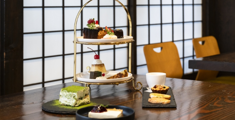 ケーキやタルトなどスイーツメニューも豊富。アフタヌーンティーも提供。