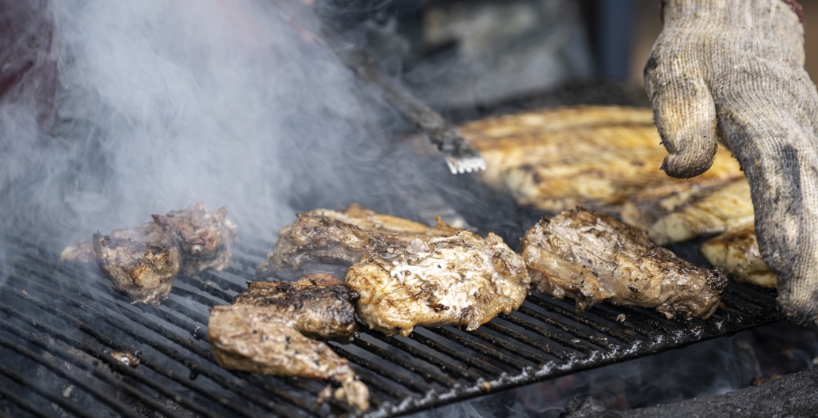 店先の炭火焼きで様々な魚介が焼かれ、美味しそうな香りがお客さんを引き付ける。