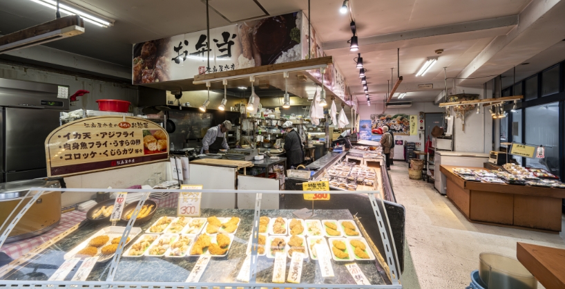 「刺身はもちろん、お昼のお弁当や夜のおかずに惣菜を購入する方も多いですよ」